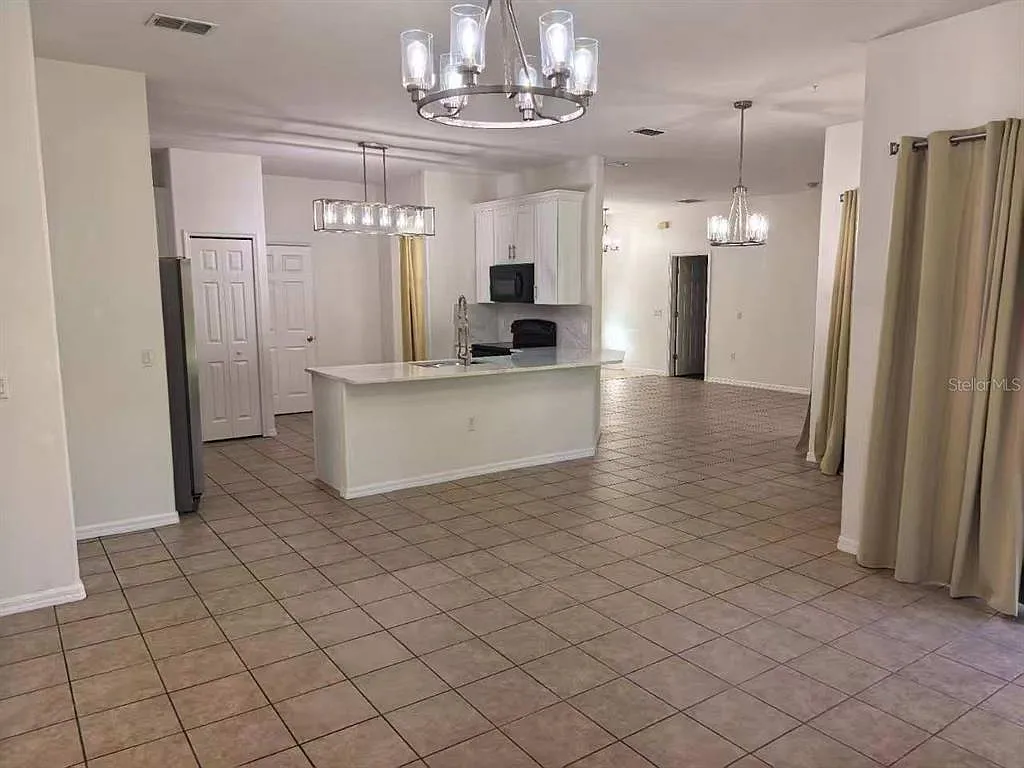 3 bed, 2.0 bath, 1687 sqft, $2,100 — Photo 4