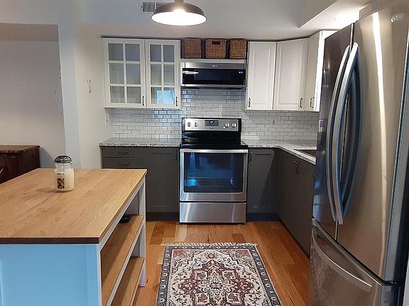 3rd image of 904 Martell Ct APT F