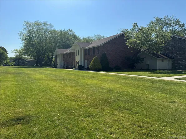 18 Navajo Court #18, Coram, NY 11727