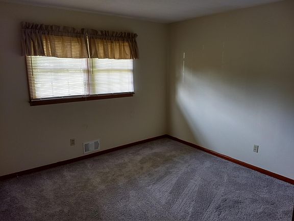 4th image of 1822 Poinsettia Dr