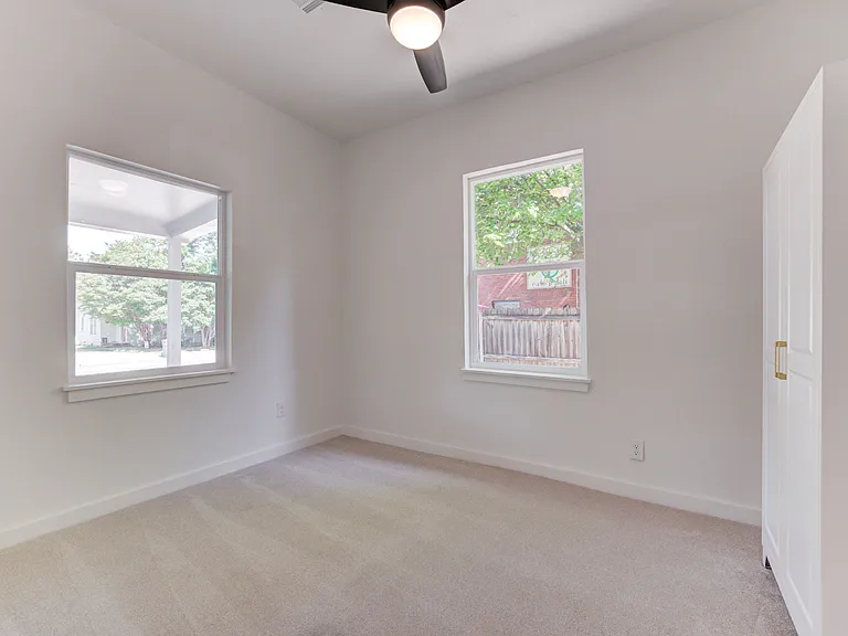 311 S Flood Ave — Photo 29