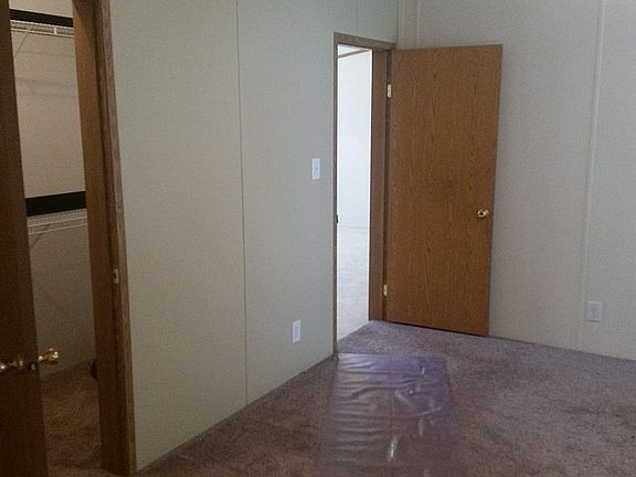 MBR w/walk-in closet