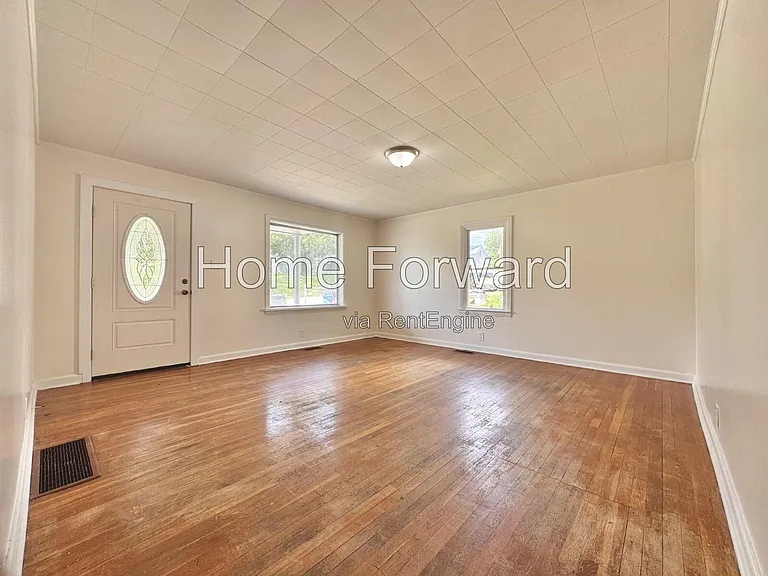 107 N Robbins Ct — Photo 3