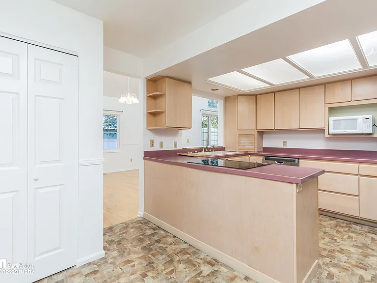 1821 Commodore Dr — Photo 10