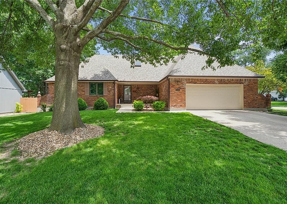 1st image of 1025 SE Bridgehampton Way