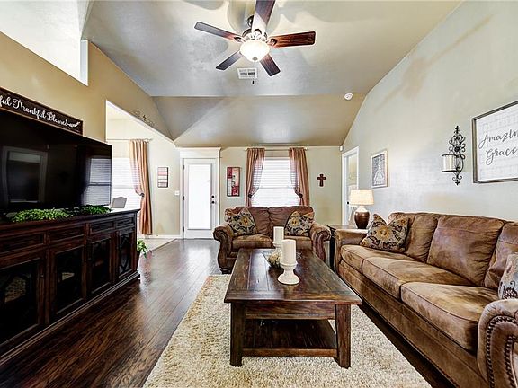 5th image of 3304 Arcadia Dr