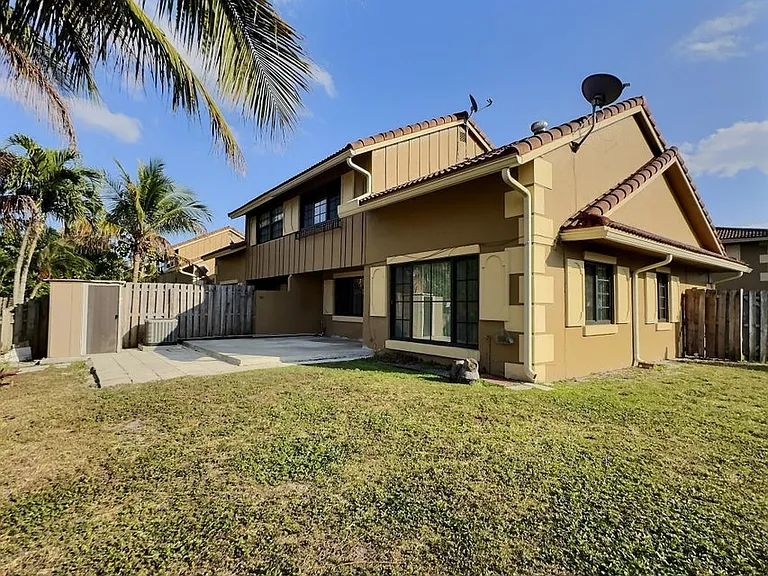 2652 Riverside Dr #0 — Photo 3