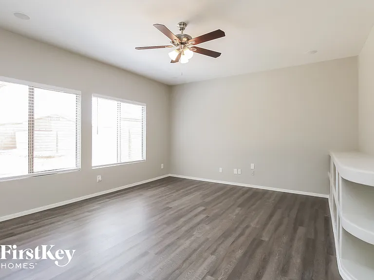 751 E Drifter Pl — Photo 2