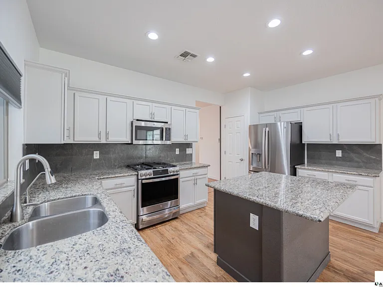 7111 S 21st Dr — Photo 10