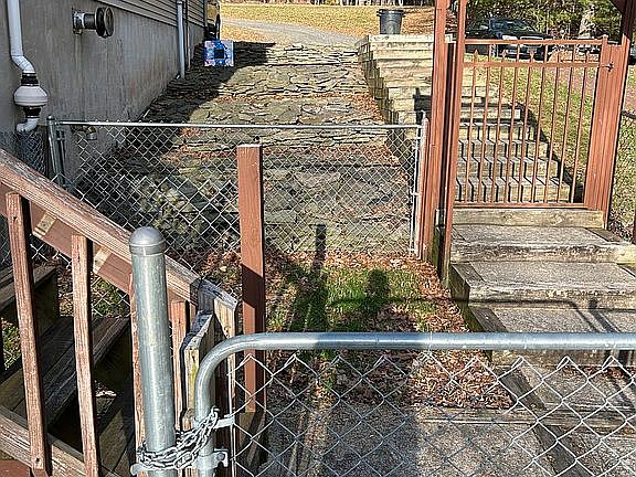 5th image of 433 Old Tavern Rd