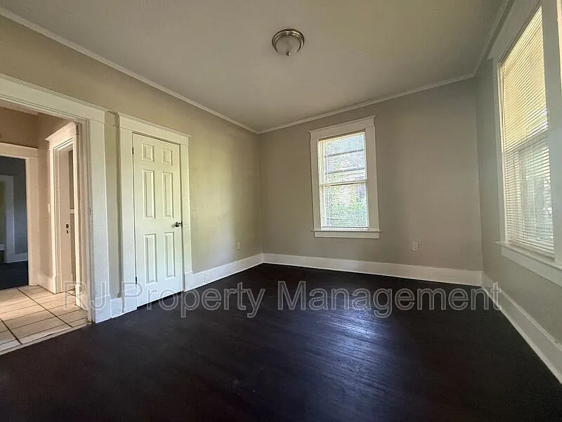 3 bed, 1.0 bath, 1204 sqft, $1,095 — Photo 3