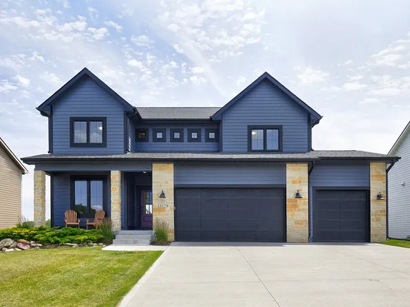 11174 Westport Dr, West Des Moines, IA 50266
