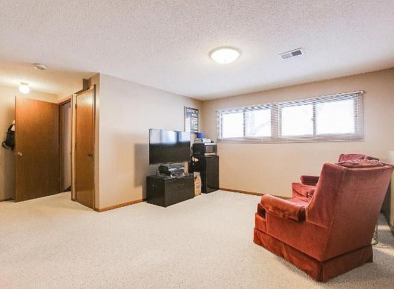5th image of 690 Clearbrook Ln