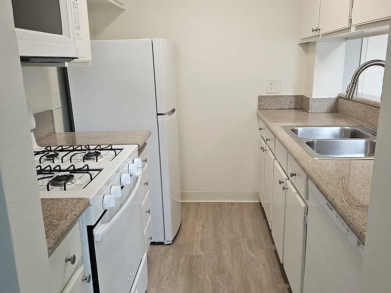 1375 Midvale Apartments — Photo 39