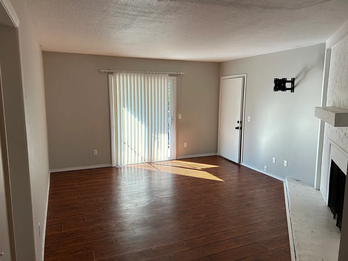 Building Photo - 6032 Nw Expy #C