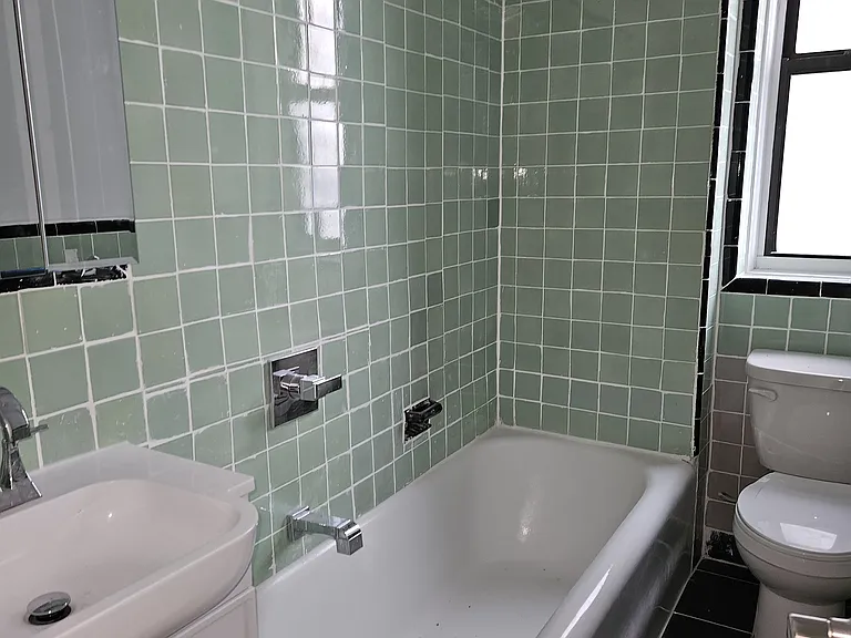 915 84th St #3P — Photo 2