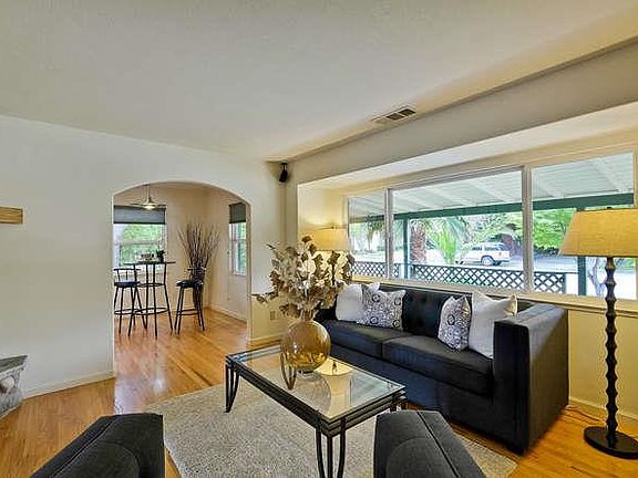 4th image of 1410 Flora Ave
