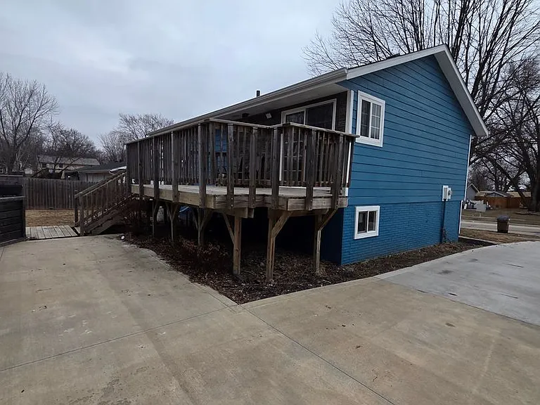 215 Knoll Dr — Photo 3