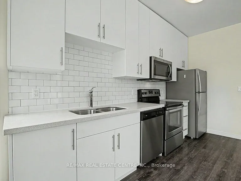 690 King St W #101 — Photo 16