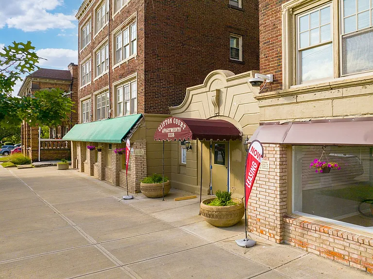 Welcome to 11118 Clifton Ave, Cleveland's premier apartment community. — Photo 13