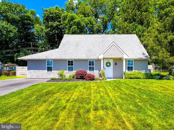 61 Hedge Rd, Levittown, PA 19056