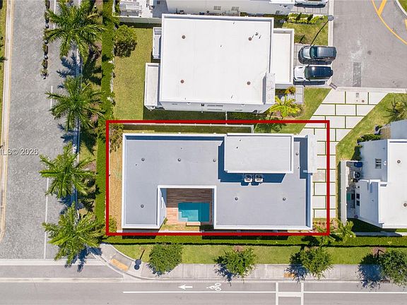 4th image of 10381 NW 67th Ter