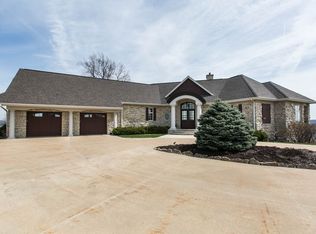21266 Country Squire Ln, Dubuque, IA 52001
