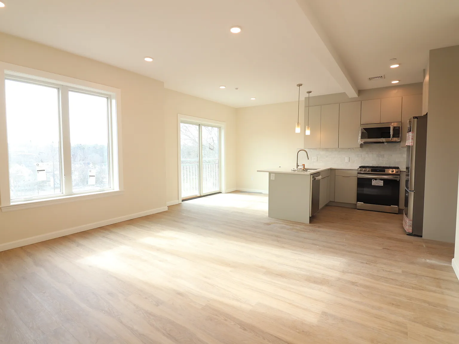 2 bed, 930 sqft, $4,350 — Photo 2
