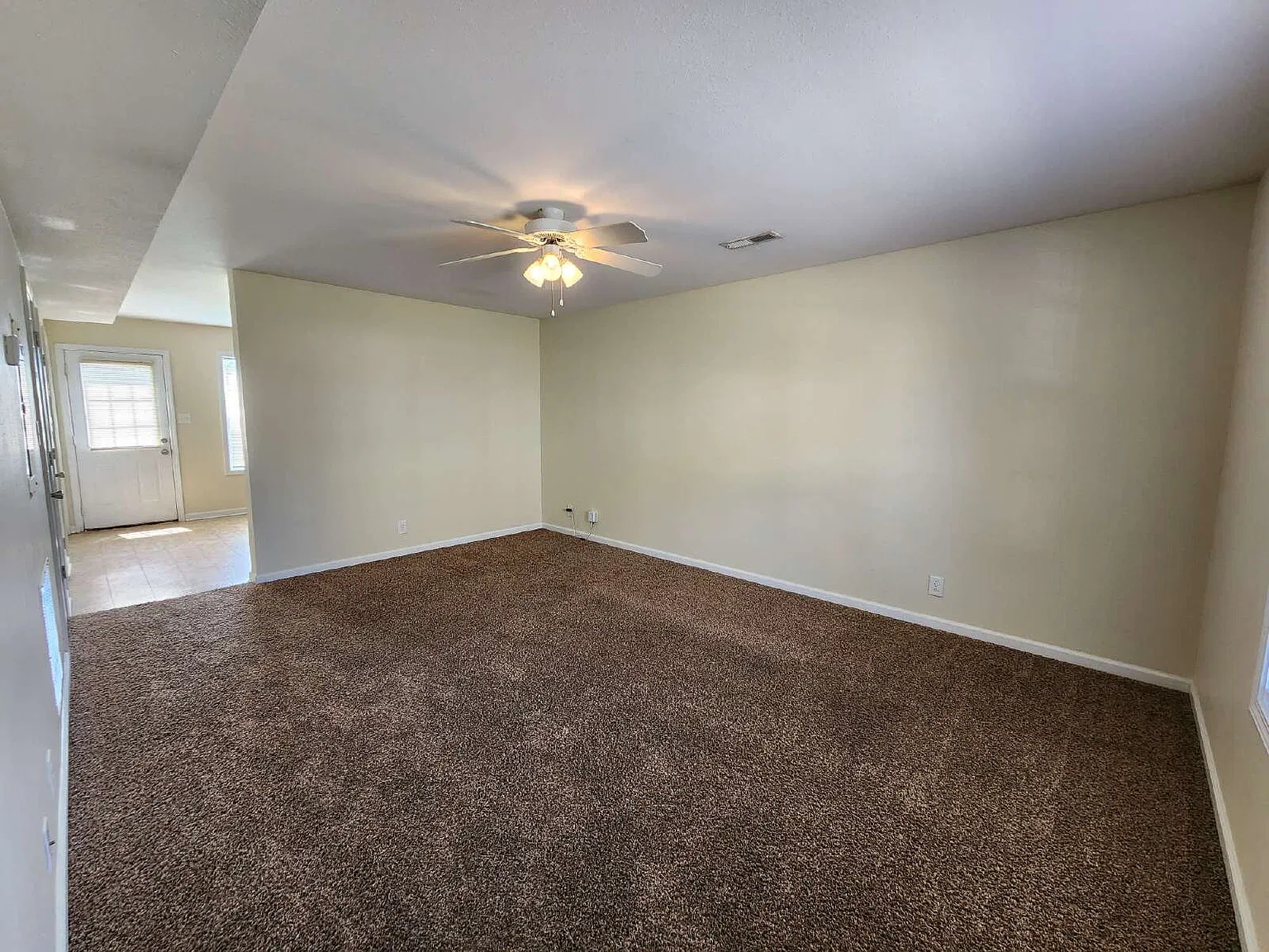 2 bed, 1.5 bath, 1020 sqft, $900 — Photo 2