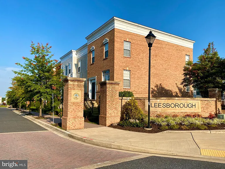 2224 Leesborough Dr — Photo 1