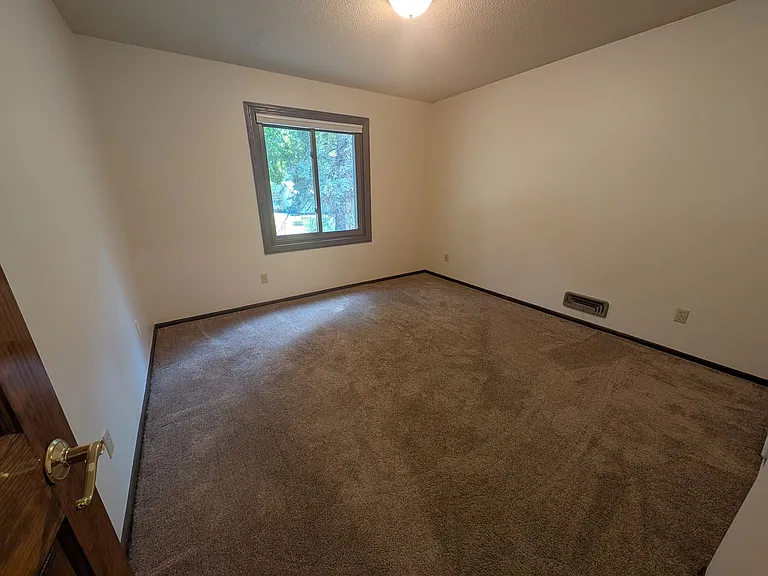 10207 Pilgrim Ln N — Photo 12