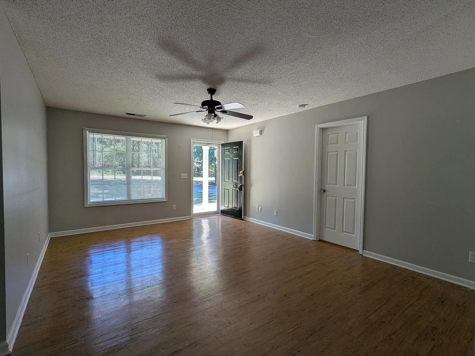 3 bed, 2.0 bath, $995 — Photo 2