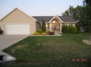 403 Grandview Dr, Le Roy, IL