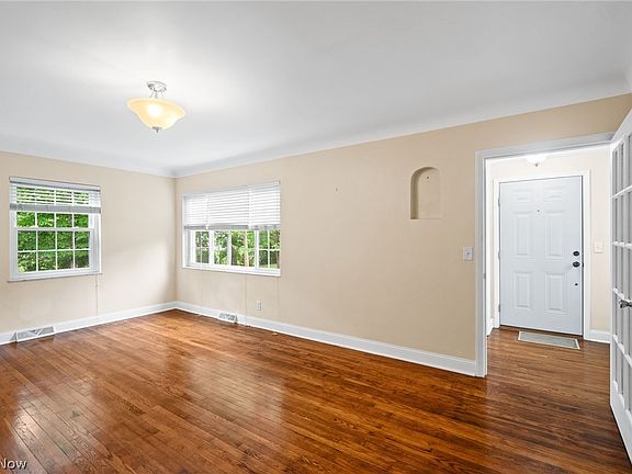 4th image of 28324 Evergreen Dr