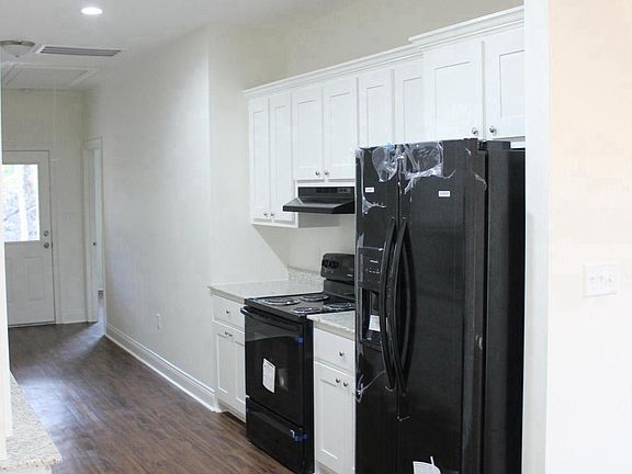 Kitchen (second angle)