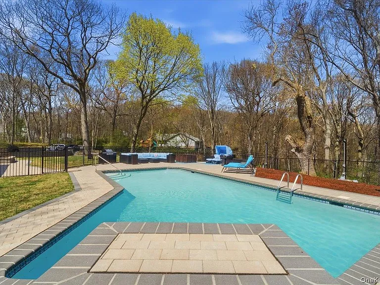 263 Oyster Bay Rd — Photo 38
