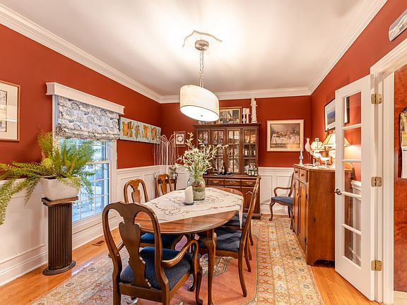 4th image of 565 Bell Dr W