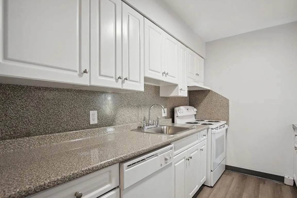 Golden Hill Apartments — Photo 2