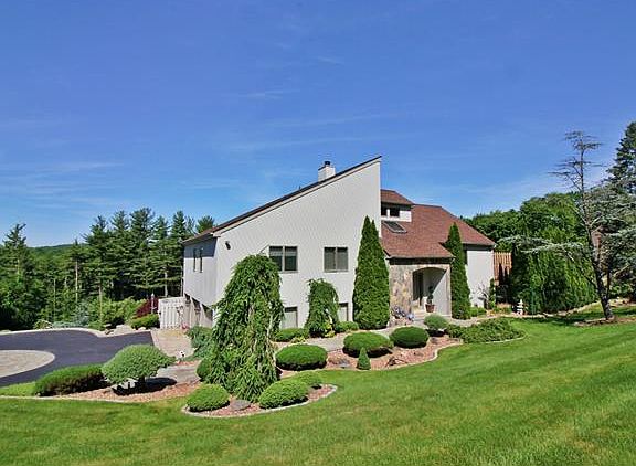 2nd image of 11 Joseph Ct