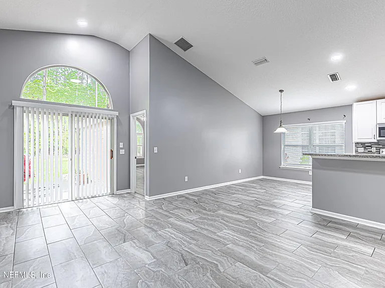 2243 Trailwood Dr — Photo 20