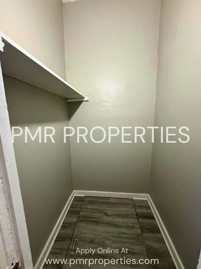 2 Bedrooms/1 Bathroom House — Photo 4