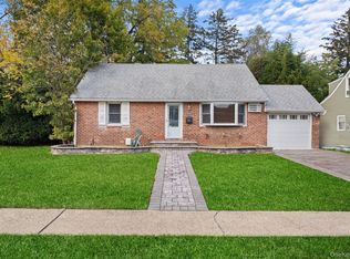 9 Tudor Rd, Farmingdale, NY 11735