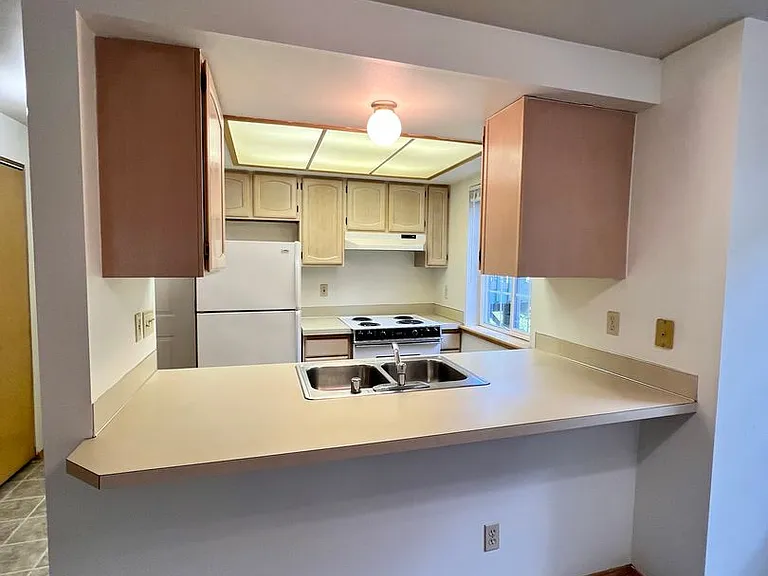 1393 Bradley Lane — Photo 2