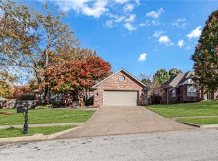 1806 N Desarc Way, Fayetteville, AR 72704