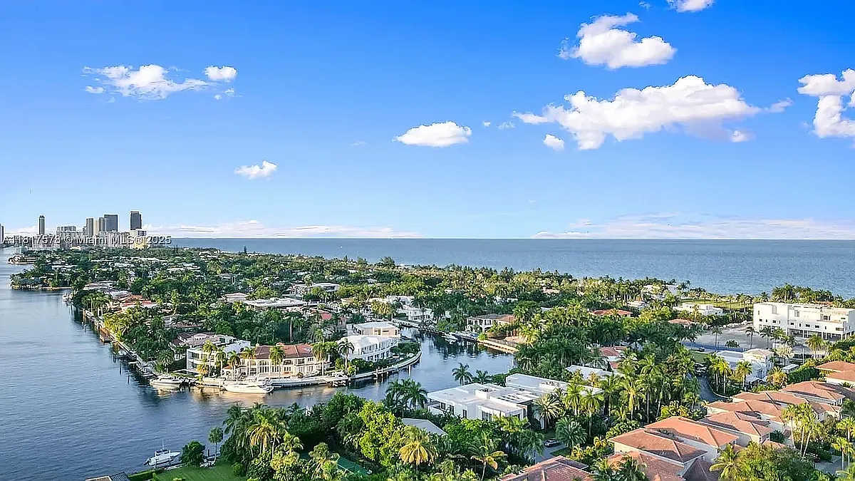 19390 Collins Ave — Photo 4