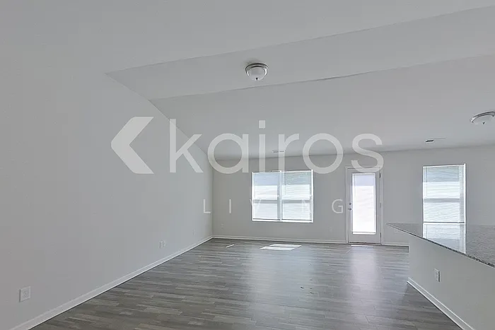 4 bed, 2.0 bath, 1826 sqft, $2,105 — Photo 2