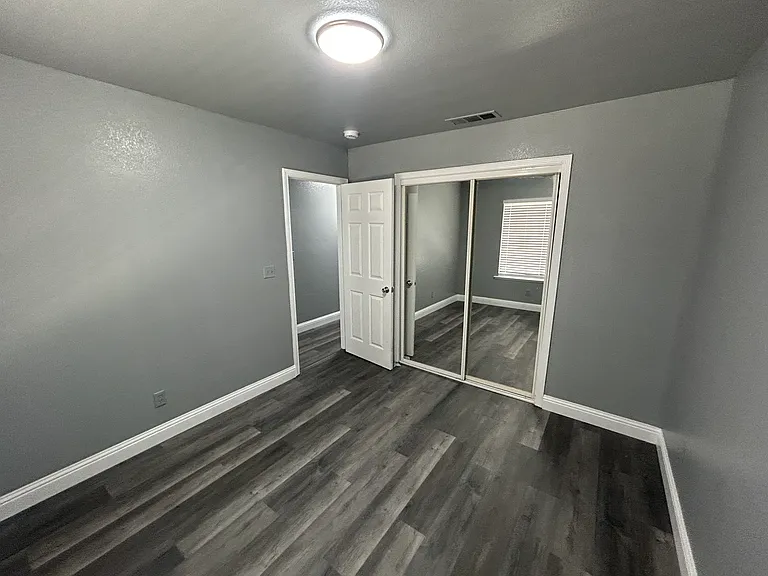 2418 E Portland Ave — Photo 5