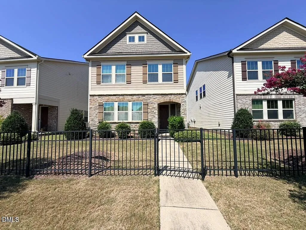3 bed, 2.5 bath, 1901 sqft, $2,395 — Photo 2