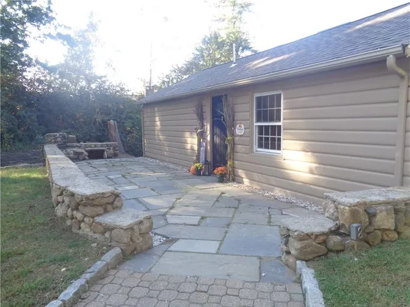 17 Pine Ln, Johnston, RI 02919