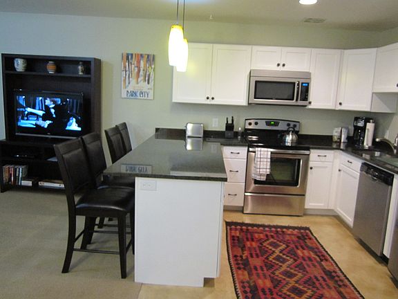 2nd image of 524 Woodside Ave #6